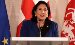 Präsidentin Salome Surabischwili bezeichnet die Regierung als „nicht rechtmäßig“ und will daher ...