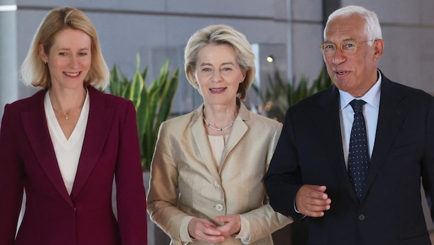 Erster Tag ihrer Amtszeit: Kaja Kallas (li.) und António Costa (re.) wollen beim Treffen mit dem ukrainischen Präsidenten Wolodymyr Selenskyj weiter Beistand angesichts des russischen Angriffskriegs zusichern. (Bild: AFP)