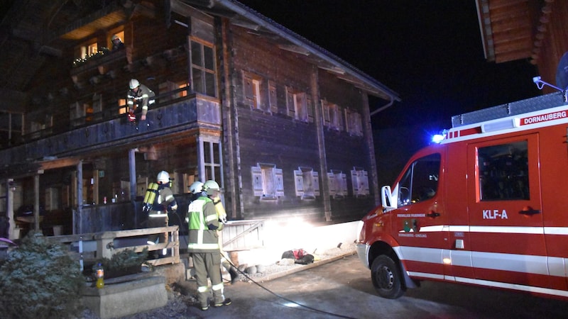 Die Einsatzkräfte in Ginzling löschten den Brand. (Bild: ZOOM Tirol/Krone KREATIV)