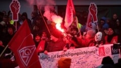 In Zwickau zündeten VW-Mitarbeiter bengalische Feuer, um das Ende der Friedenspflicht symbolisch einzuläuten. (Bild: AFP or licensors)