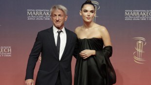 Sean Penn zeigte sich erstmals mit Freundin Valeria Nicov am roten Teppich.