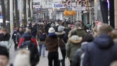 Auch die Mariahilfer Straße in Wien war am ersten Einkaufssamstag im Advent stark besucht. (Bild: APA/ALEX HALADA)