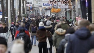 Auch die Mariahilfer Straße in Wien war am ersten Einkaufssamstag im Advent stark besucht. (Bild: APA Pool/APA/ALEX HALADA)