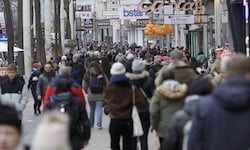 Auch die Mariahilfer Straße in Wien war am ersten Einkaufssamstag im Advent stark besucht.