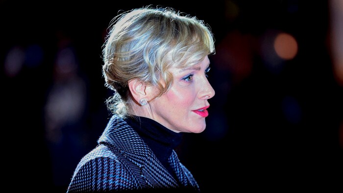 Fürstin Charlene setzte dieses Mal auf einen leuchtenden pinkfarbenen Lippenstift. 