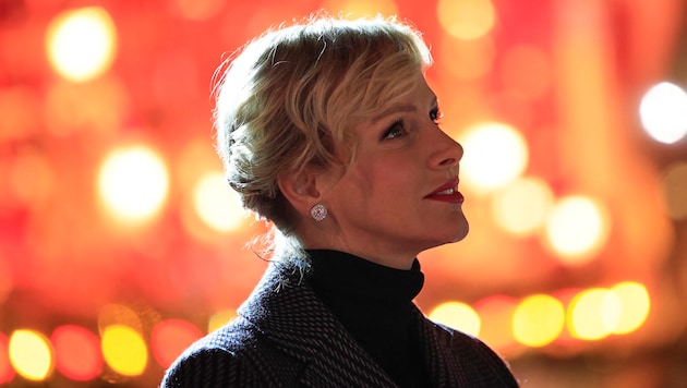 Princess Charlène admires the Christmas lights in the palace. (Bild: APA Pool/AFP/Valery HACHE)