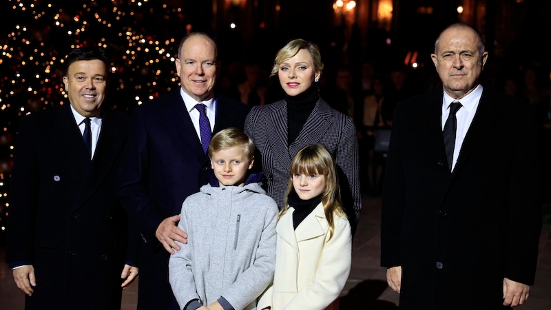 The President of the Monte-Carlo Societe des Bains de Mer (SBM) Stephane Valeri, Prince Albert II of Monaco, Prince Jacques, Princess Charlène of Monaco, Princess Gabriella and Minister of State Didier Guillaume pose after the inauguration of the Christmas lights. (Bild: APA Pool/AFP/Valery HACHE)