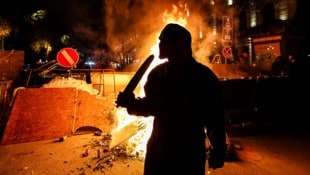 Eine brennende Straßenblockade in der Hauptstadt Tiflis (Bild: APA/AFP or licensors)