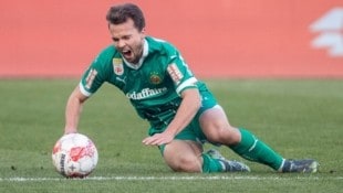 Sinnbildlich für den Umfaller des SK Rapid sucht hier Captain Matthias Seidl die Nähe zum Rasen … (Bild: GEPA)