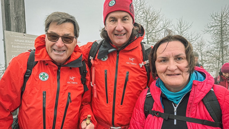 Reinhold Dörflinger, former President of the Austrian Mountain Rescue Service (left) with Mountain Rescue Regional Director Hannes Gütler and Bad Eisenkappel's Mayor Elisabeth Lobnik. (Bild: Wallner Hannes)