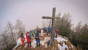 Adventfeier auf dem Topitza-Gipfel in den Wolken (Bild: Wallner Hannes)