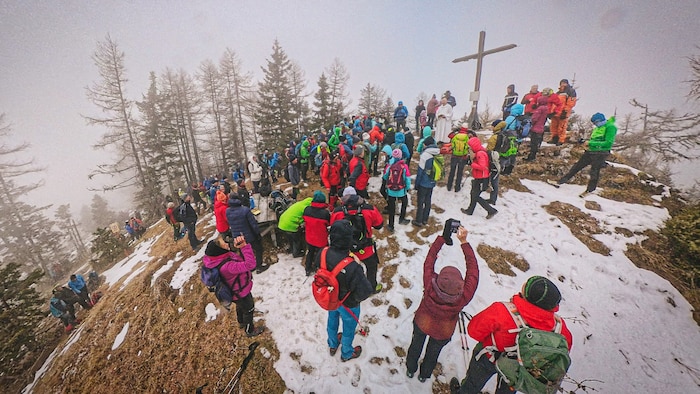 Trotz eisigem Wind zelebrierte Bergseelsorger Roland Stadler eine feierliche Adventandacht und ...