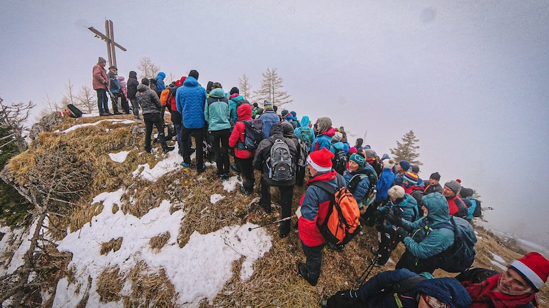 Contemplative atmosphere on the 1st Advent hike on the Topitza summit. (Bild: Wallner Hannes)