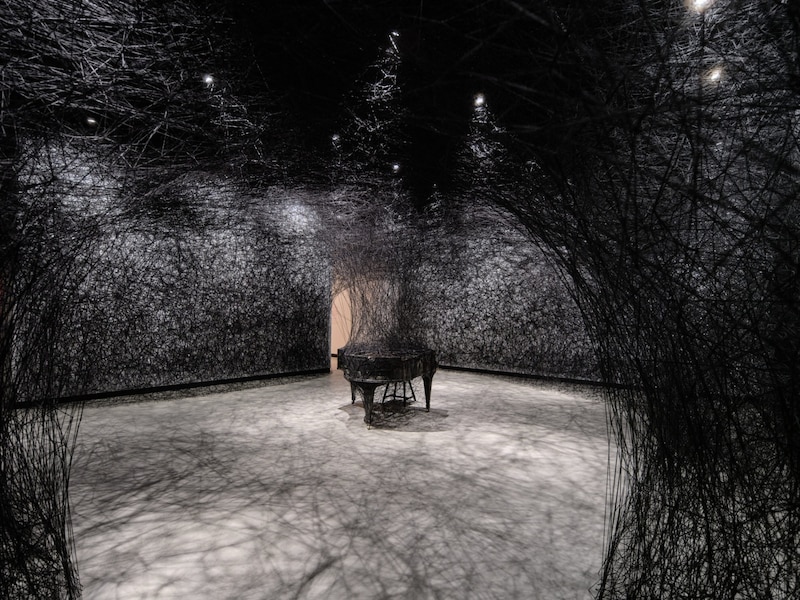 A burnt grand piano has been spun into kilometers of black wool: "Silent Concert". (Bild: Kunsthalle Prag / Vojtěch Veškrna)