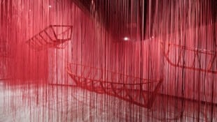 Rauminstallation von Chiharu Shiota in der Kunsthalle in Prag (Bild: Kunsthalle Prag / Vojtěch Veškrna)