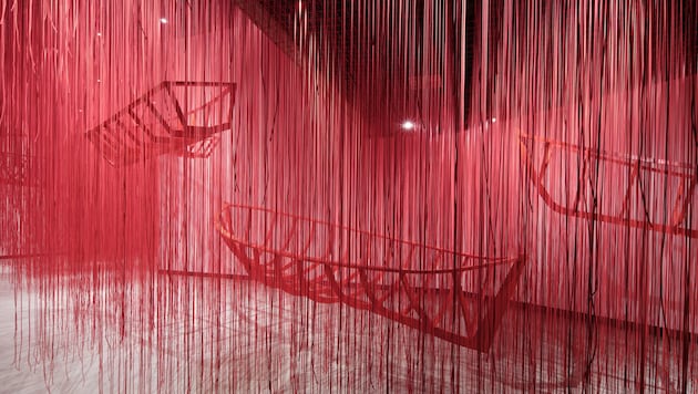 Spatial installation by Chiharu Shiota in the Kunsthalle in Prague (Bild: Kunsthalle Prag / Vojtěch Veškrna)