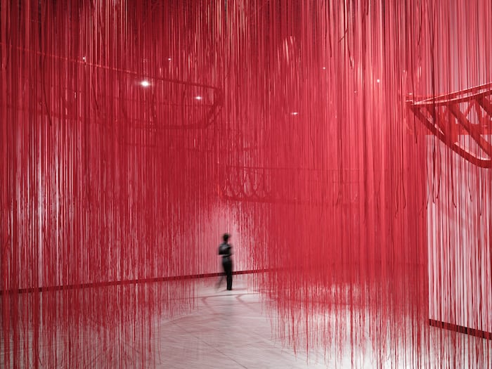 Von der Moldau inspiriert: Schwebende Boote im roten Nebel zeigt die Installation „Crossing ...