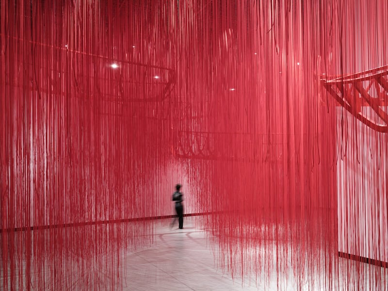 Inspired by the Vltava: the installation "Crossing Paths with Fate" shows floating boats in a red mist (Bild: Kunsthalle Prag / Vojtěch Veškrna)