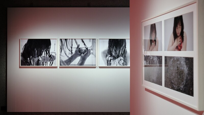 Chiharu Shiota's earlier works from the 1990s. (Bild: Kunsthalle Prag / Vojtěch Veškrna)