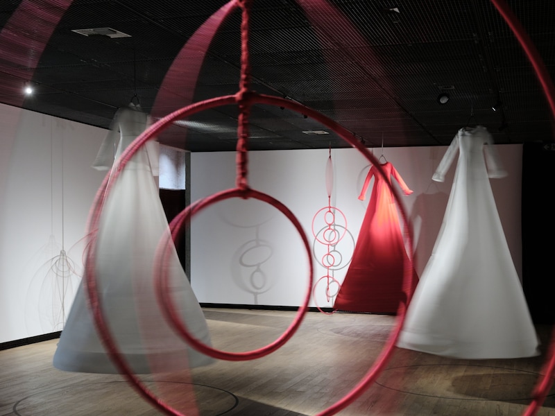 Clothes and rings swirl through the air in "Multiple Realities". (Bild: VESKRNA.CZ)