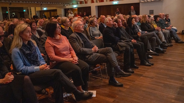 The Vinomna Hall was packed.