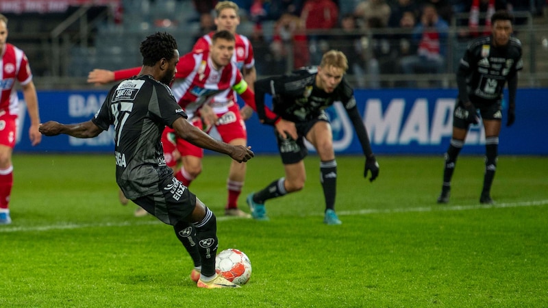 Players from both teams were in the penalty area too early before the penalty was taken. (Bild: GEPA pictures)