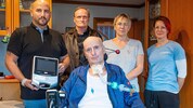Christian Fillek bei der Übergabe des Beatmungsgerätes mit Helmut Scheuher (im Bild hinter ...