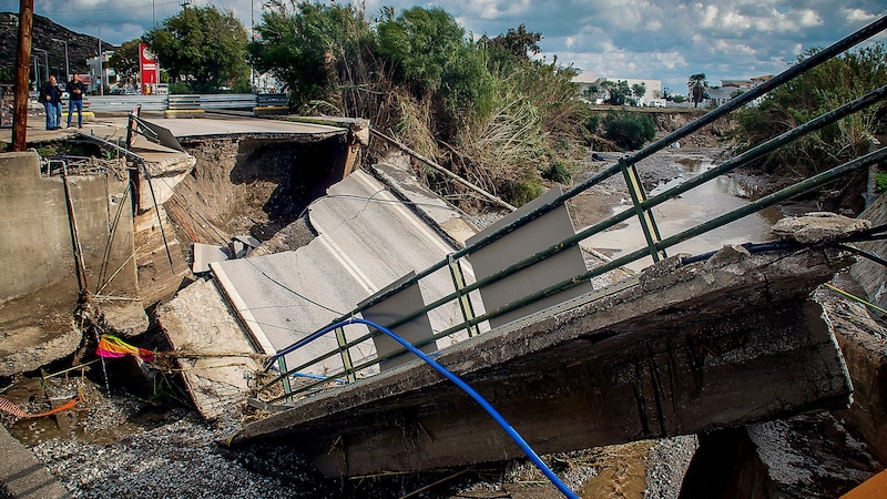 Eine zerstörte Brücke auf Rhodos (Bild: APA/AFP/Eurokinissi/STRINGER)