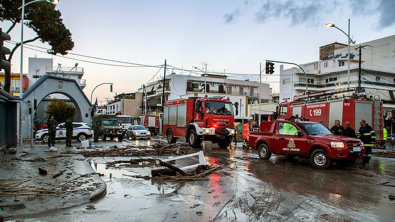 Aufräumarbeiten auf Rhodos (Bild: APA/AFP/Eurokinissi/STRINGER)