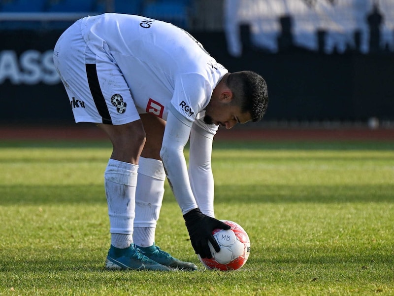 Renan knallte die Kugel bei beiden Elfmetern flach in die Mitte. (Bild: GEPA pictures)