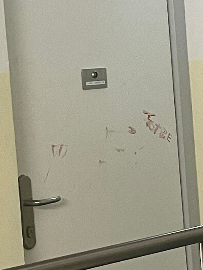 Die blutverschmierte Tür der jungen Mieterin.