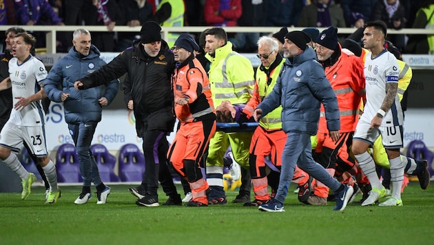 The transportation of the collapsed Fiorentina player Edoardo Bove (Bild: AFP)