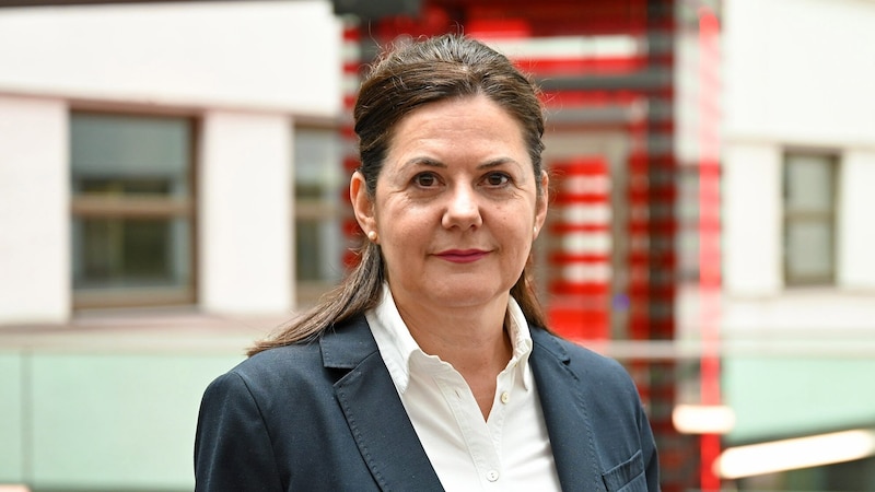 Karoline Neumüller von der AK arbeitet mit ihrem Team unter Hochdruck daran, dass die KTM-Mitarbeiter ihr ausstehendes Gehalt und das Gros des Weihnachtsgelds bekommen. (Bild: AK OÖ/Wolfgang Spitzbart .)