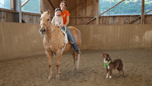 Birgit Pfaffhuber (43) mit „Nanine“ bei einer Reittherapie-Stunde. (Bild: zVg)