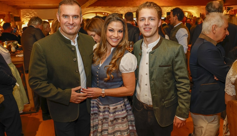 Gut Aiderbichl-Chef Dieter Ehrengruber mit seiner Lebenpartnerin Gabriele. Franz Beckenbauers Sohn Joel huschte mit aufs Foto. (Bild: Tschepp Markus)