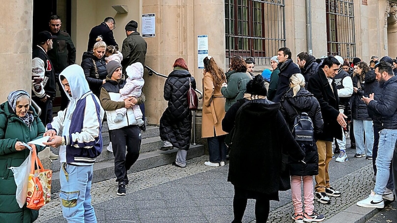 Wahllokal in der rumänischen Botschaft in Berlin (Bild: APA/AFP/Anton Roland LAUB)