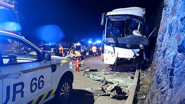 Im Reisebus befanden sich zum Zeitpunkt des Crashs 47 Personen an Bord. (Bild: APA/AFP/Prefecture des Pyrénées-Orientales)