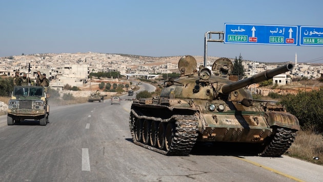 Turkish flags on the citadel of Aleppo: A coalition of forces against President Assad has overrun Syria's second largest city. Iran and Russia are backing the Assad regime. (Bild: ASSOCIATED PRESS)