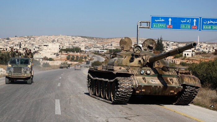 Syrische Rebellen auf einer Autobahn südwestlich von Aleppo.