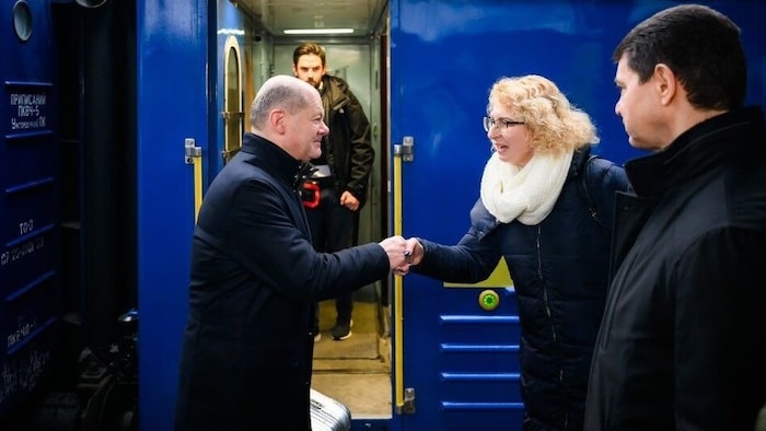 Olaf Scholz (links) nach seiner Ankunft in der ukrainischen Hauptstadt Kiew
