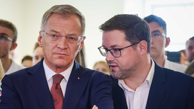 Thomas Stelzer (left) is governor, Florian Hiegelsdberger manages the party for him. The black state party secretary negotiates the asylum and migration chapter in Vienna. (Bild: Scharinger Daniel/Daniel Scharinger)