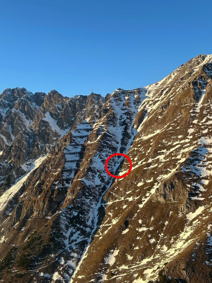 The paraglider hit the ground in the area of the red circle.
