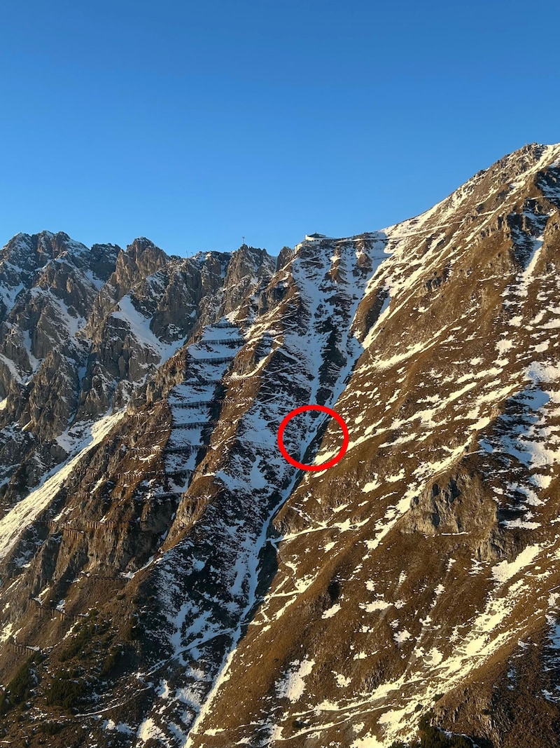 Im Bereich des roten Kreises schlug der Paragleiter auf. (Bild: ZOOM Tirol)