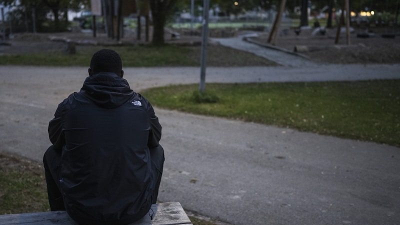 A young person in Baronbackarna in Örebro. Many have no prospects, strive for recognition and money and "are convinced they won't get older than 25". (Bild: AFP (Archivbild))