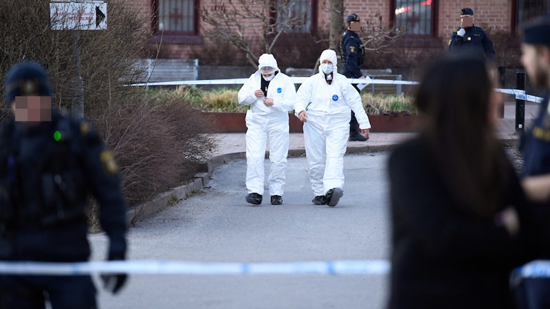 Investigation after a murder in Skarholmen in April 2024 (Bild: Oscar OLSSON / TT NEWS AGENCY / AFP, Krone KREATIV)