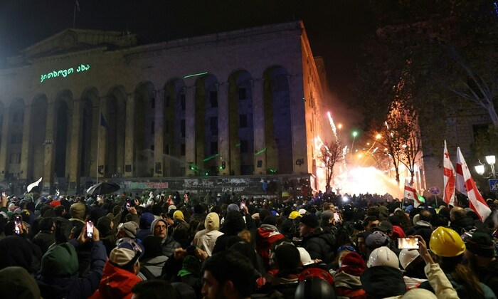 Protestierende schießen Feuerwerkskörper auf das Parlamentsgebäude.