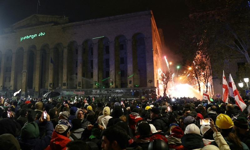 Protestierende schießen Feuerwerkskörper auf das Parlamentsgebäude. (Bild: AFP or licensors)