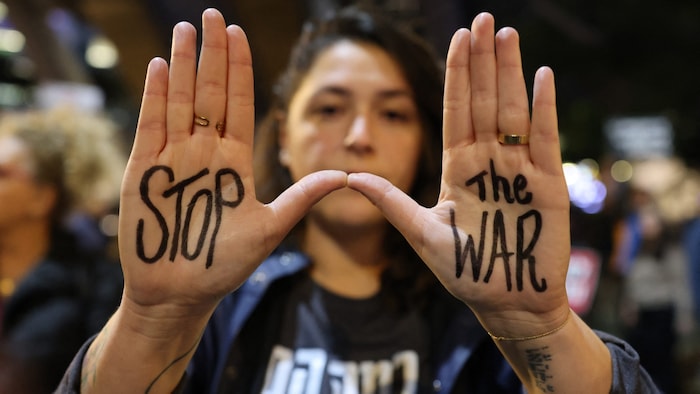 A demonstrator in Israel insists on an end to the war in order to protect the hostages abducted in the Gaza Strip.