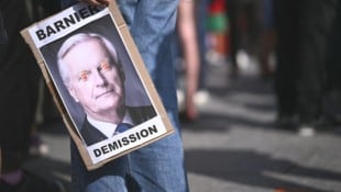 Ministerpräsident Michel Barnier könnte über ein gigantisches Loch im Budget stolpern. (Bild: AFP/SEBASTIEN BOZON)