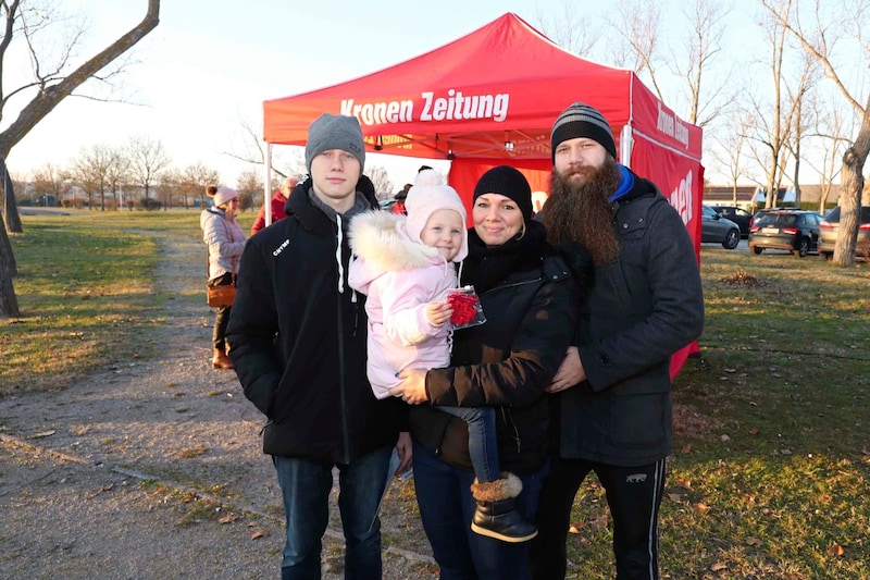 Zufriedene Familien aus Purbach, Wien und Eisenstadt waren unter den Glücklichen des „Krone“-Gewinnspiels. Voller Freude genossen alle Besucher den ersten Adventsonntag im „Winterwunder Mörbisch“. „Ein schönes Erlebnis“, lautete der Tenor. (Bild: Reinhard Judt)